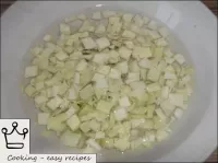 把水煮沸。將卷心菜倒入2-3分鐘的開水中，稍微軟化並擺脫苦味。...