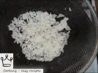 将米饭在盐水中煮熟。为此，将大米倒入1杯水，煮沸，加入少许盐。煮15分钟。倾倒在漏斗上，让玻璃全水。...