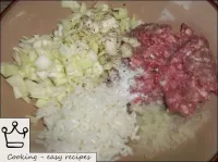 将肉末，卷心菜和大米配对，加入盐和胡椒，搅拌均匀。...