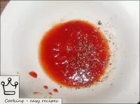 制作番茄酱。为此，在番茄酱中添加1-1. 5汤匙水。搅拌, 加入黑胡椒粉。...