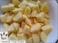 Geschälte Kartoffeln in große Stücke schneiden, in...