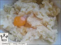 Fügen Sie ein Ei zu den Kartoffeln hinzu (Sie könn...