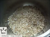 ヘラクレスお粥の作り方：ヘラクレス穀物の1ガラスを測定します。...
