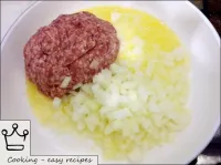 Place the minced meat and onions in a frying pan. ...