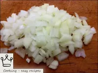 Peel the onions, wash, finely chop. ...