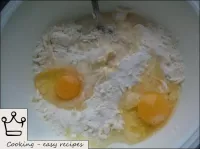 将糖，盐，鸡蛋和水添加到油粉混合物中。...