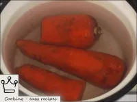 Как приготовить заливную рыбу: Морковь моют, залив...