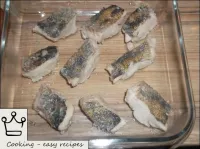 用皮膚將煮熟的魚片向上分解到合適的深色器皿中（例如用於填充的搪瓷托盤）。...