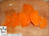 As cenouras são limpas e cortadas. ...