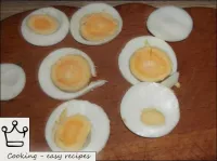 Pulire l'uovo e tagliarlo con le tazze. ...