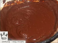 La crema de chocolate para pastel está lista. Esta...