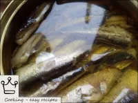 Ouvrir un pot de sprat en conserve ou de sardines....