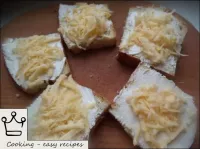 Peynirin bir kısmını ekmeğin üzerine serpin (yakla...
