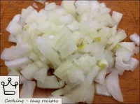 Peel the onions, wash, finely chop. ...