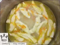 Los trozos de masa se ponen en la sopa. Cocinar 7-...