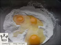 En un tazón, introduce los huevos de pollo. ...