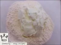サワークリームのピザ生地を作る方法：ボウルに小麦粉をふるい、サワークリーム、塩を追加します。...