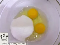 如何制作「Tiny」餡餅：用雞蛋擦糖。為此，將雞蛋打入深盤中，加入糖，用花冠鞭打。...