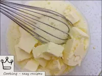 A margarina é cortada em pequenos cubos. Misture o...