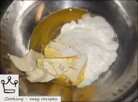 將面團浸泡，然後將兩個雞蛋倒入鍋中，加入黃油，酸奶油，將面粉和鹽浸泡。...