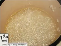 その後、ザルに米をひっくり返し、冷水で洗い、沸騰したスープ（2杯）、塩に下げ、柔らかくなるまで調理す...
