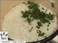 완성 된 쌀에 녹색 (모든 파슬리의 절반) 을 첨가하십시오. ...