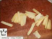 Il formaggio è tagliato con dischi sottili. ...