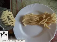 مرري العجينة النهائية من خلال مطحنة اللحم. ... مرري العجينة النهائية من خلال مطحنة اللحم. ...