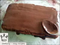 Die Oberfläche der Torte mit Creme befestigen. ...