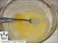 كيفية صنع عجينة lagman: اخفق البيض واخلطه بالماء. ...