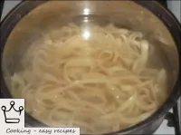 Bollire l'acqua (per cuocere i noodles di questa q...