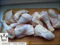 치킨 로스트를 만드는 방법: 가공 된 닭고기 시체를 자르거나 부분적으로 뿌려 미세한 소금을...