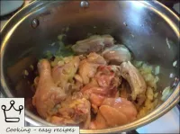 準備した鶏肉とタマネギを油に入れます。中火で定期的にかき混ぜ、その中に玉ねぎと鶏肉の片を炒める（7-...