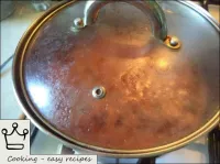 之後，將雞肉倒入水（沸水）中，然後在蓋子下用低火煮（約15分鐘）。...