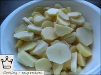 同時，清潔土豆，洗凈並切成1厘米厚的杯子。...
